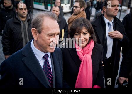 Inauguration du prolongement de la ligne T3 du tramway au Nord de Paris par les officiels de la ville de Paris (le maire Bertrand Delanoe et sa première adjointe Anne Hidalgo) et du président de la région Ile de France Jean Paul Huchon) entre la porte de la Chapelle et la porte de Pantin. La nouvelle ligne entre en service ce jour, le 15 décembre a 12:00, elle fera la jonction entre le métro porte de la Chapelle et la porte de Vincennes. Présence également de manifestes opposés à la construction de l'aéroport de notre Dame des landes (44, Nantes) vénus interpelles avec humour les blocs en d Banque D'Images