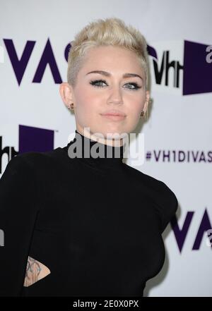 Miley Cyrus participe à 'VH1 Divas' 2012 au Shrine Auditorium de Los Angeles, CA, USA le 16 décembre 2012. Elle porte des boucles d'oreilles de Lorraine Schwartz. Photo de Lionel Hahn/ABACAPRESS.COM Banque D'Images