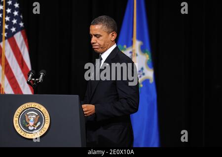 Le président Barack Obama s'exprime lors d'une veillée interconfessionnelle pour les familles des victimes ainsi que pour les familles de l'école élémentaire Sandy Hook à l'école secondaire de Newtown, à Newtown, Connecticut, Etats-Unis, le 16 décembre 2012 . Vingt-six personnes ont été tuées par balle, dont vingt enfants, après qu'un homme armé identifié comme Adam Lanza a ouvert le feu à l'école. Photo par Olivier Douliery/ABACAPRESS.COM Banque D'Images