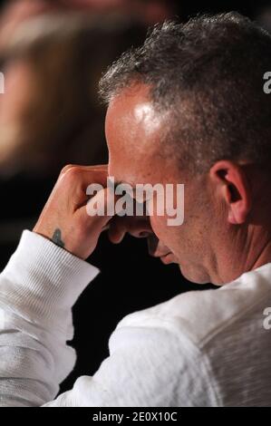 Un homme réagit lors d'une vigile interconfessionnel pour les familles des victimes ainsi que pour les familles de l'école élémentaire Sandy Hook à l'école secondaire de Newtown, à Newtown, Connecticut, USA le 16 décembre 2012 . Vingt-six personnes ont été tuées par balle, dont vingt enfants, après qu'un homme armé identifié comme Adam Lanza a ouvert le feu à l'école. Photo par Olivier Douliery/ABACAPRESS.COM Banque D'Images