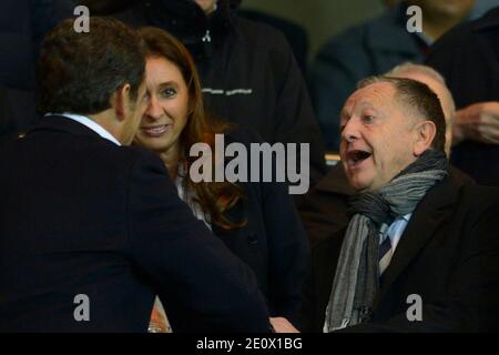 L'ancien président français Nicolas Sarkozy avec le président de Lyon Jean-Michel Aulas lors du match de football de la première Ligue française, PSG contre Lyon à Paris, France, le 16 décembre 2012. PSG a gagné 1-0. Photo de Henri Szwarc/ABACAPRESS.COM Banque D'Images