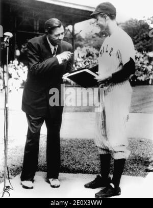 New Haven, Connecticut - photo de dossier sans date -- au nom de l'Université de Yale, le capitaine de baseball de Yale George Bush accepte l'autobiographie de Babe Ruth Story de Babe Ruth en 1948. Photo de la Maison Blanche via CNP/ABACAPRESS.COM Banque D'Images