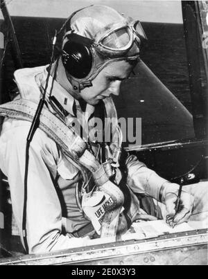 Photo non datée du futur président des États-Unis George H.W. Bush comme pilote de la marine des États-Unis assis dans le poste de pilotage d'un Avenger. Bush s'est enrôlés dans la Marine américaine en tant que marin de 2e classe, à son 18e anniversaire, le 12 juin 1942. Il a reçu ses ailes et sa commission en juin 1943 alors qu'il avait encore 18 ans. Il était le plus jeune pilote de la Marine à cette époque. En service actif d'août 1942 à septembre 1945, pendant la Seconde Guerre mondiale, M. Bush a volé des bombardiers torpilles au large de l'USS San Jacinto. Le 2 septembre 1944, l'avion de M. Bush a été frappé par un incendie anti-aérien lors d'un bombardement au-dessus de l'île Bonin de Banque D'Images