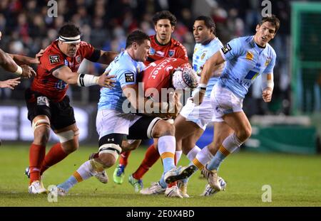 Johann Van Niekerk de RC Toulon avec ballon et le sweat à capuche de RC Toulon Jean-Charles Orioli (L) lors du match des 14 meilleurs clubs de rugby français RC Toulon contre Perpignan, le 30 décembre 2012, au stade Mayol, dans la ville de Toulon, dans le sud de la France. USAP (Perpignan) contre RC Toulon, Toulon a gagné 46-13. Photo par ABACAPRESS.COM Banque D'Images