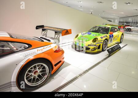 STUTTGART, ALLEMAGNE - juin 2016 : Musée Porsche de Zuffenhausen. Stuttgart. Exposition des voitures de course Porsche modernes comparaison des voitures de course. Banque D'Images