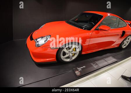 STUTTGART, ALLEMAGNE - juin 2016 : Musée Porsche de Zuffenhausen. Stuttgart. Exposition des voitures de course Porsche modernes comparaison des voitures de course. Banque D'Images