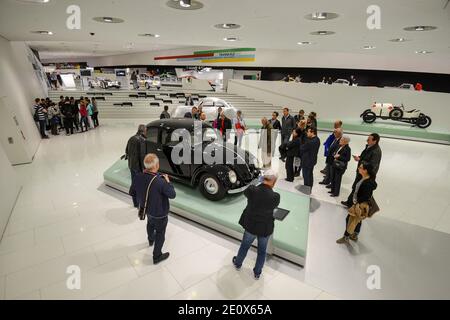 STUTTGART, ALLEMAGNE - juin 2016 : Musée Porsche de Zuffenhausen. Stuttgart. Exposition des voitures de course Porsche modernes comparaison des voitures de course. Banque D'Images