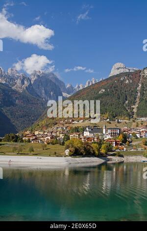 Vue sur le village de Molveno sur le lac du même nom. En arrière-plan les montagnes du Groupe Brenta Banque D'Images