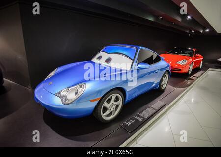 STUTTGART, ALLEMAGNE - juin 2016 : Musée Porsche de Zuffenhausen. Stuttgart. Exposition des voitures de course Porsche modernes comparaison des voitures de course. Banque D'Images
