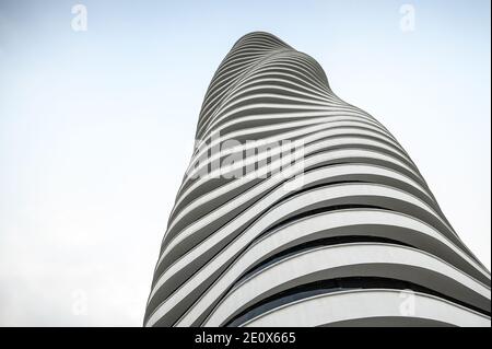 Vue de dessous du bâtiment point à Puerto Santa Ana, Guayaquil, Equateur. Banque D'Images