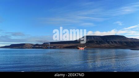 Sailship côte à Svalbard Banque D'Images