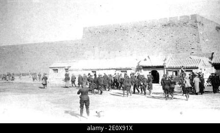 Les invités du général commandant en chef à l’inauguration du chemin de fer se dirigent vers le train d’inauguration. Banque D'Images