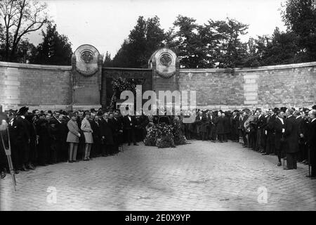 Les obscuques de M. Etienne - vue générale au Cimetière du Père Lachaise (Btv1b9038948j f1). Banque D'Images