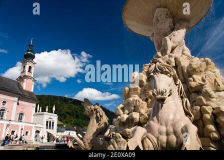 La Residenzbrunnen, une grande fontaine baroque, située dans la Residenzplatz, Salzbourg, Autriche. Banque D'Images