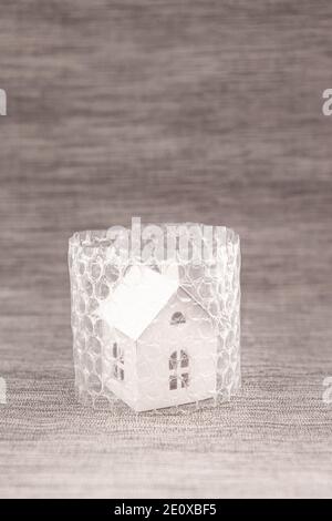 Petite maison dans Bubble Wrap Banque D'Images