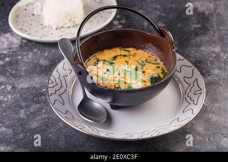 Délicieuse soupe à la crème avec du saumon frais, des légumes et des épices. Déjeuner gastronomique Banque D'Images