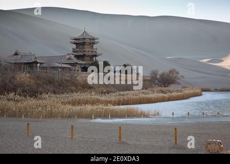 Lac Crescent Moon et Echoing Sands, Dunhuang, province de Gansu, Chine Banque D'Images