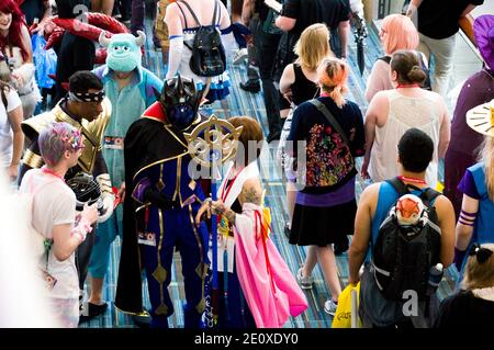 Cojoueurs discutant entre eux dans la foule à Animaement - Raleigh, NC, USA - 27 mai 2017 Banque D'Images