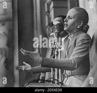 EVA Peron, ancienne première Dame Argentine et leader politique, prononcera un discours public sur le balcon de la Maison du gouvernement Banque D'Images