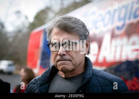 Woodstock, États-Unis. 2 janvier 2021. L'ancien gouverneur de Géorgie Sonny Perdue et l'ancien gouverneur du Texas Rick Perry font campagne à l'extérieur de la First Baptist Church Woodstock pour le cousin de Perdue David Perdue, sénateur en exercice pour la Géorgie, dans une course serrée avec Jon Ossoff pour conserver son siège au sénat. Credit: Robin Rayne/ZUMA Wire/Alay Live News Banque D'Images