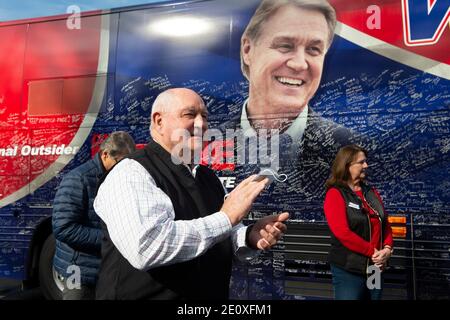 Woodstock, États-Unis. 2 janvier 2021. L'ancien gouverneur de Géorgie Sonny Perdue et l'ancien gouverneur du Texas Rick Perry font campagne à l'extérieur de la First Baptist Church Woodstock pour PerdueÃs Cousin David Perdue, sénateur en exercice pour la Géorgie, dans une course serrée avec Jon Ossoff pour conserver son siège au sénat. Photo : ancien Gov. Perdue attend l'introduction crédit: Robin Rayne/ZUMA Wire/Alamy Live News Banque D'Images