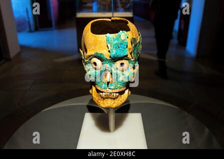 Crâne avec masque de mort turquoise incrusté de la civilisation Mixtec de Zapotec trouvée dans le tombeau 7 à Monte Alban, Oaxaca, Mexique. Banque D'Images