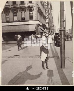 Lewis W. Hine (américain - Auto-portrait avec Newsboy - Banque D'Images