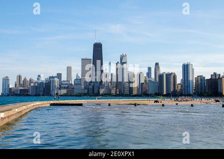 North Avenue Beach Pier et digue, horizon de Chicago en arrière-plan. Banque D'Images