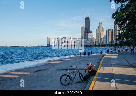 Un homme joue de la guitare sur le lac de Chicago, près de North Avenue Beach. Banque D'Images