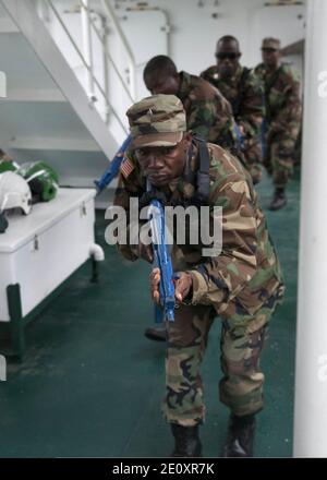 Les membres du service libérien pratiquent les techniques de compensation de salle et de mouvement tactique à bord du navire de patrouille de la Garde civile espagnole Rio Segura le 8 mars 2014, à Dakar, au Sénégal, au cours de l'exercice Sahara Express 2014 140308 Banque D'Images