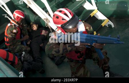 Des gardes-côtes libériens participent à une formation d'interdiction maritime à bord du navire de patrouille de la Garde civile espagnole Rio Segura le 9 mars 2014, à Dakar, au Sénégal, au cours de l'exercice Sahara Express 2014 140309 Banque D'Images