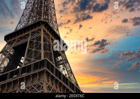 La célèbre Tour Eiffel au coucher du soleil à Paris Banque D'Images