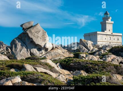 Rochers et phare de Capo Testa, Sardaigne, Italie Banque D'Images