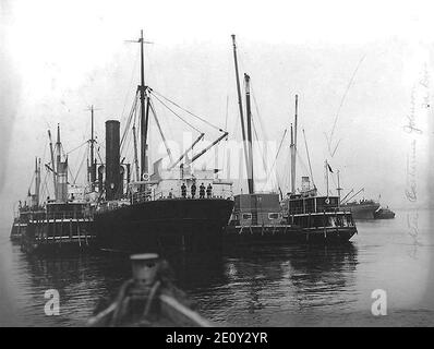 Briquets Metcalf no 1, George H. Johnson et Catherine Johnson aux côtés du cargo britannique. Banque D'Images