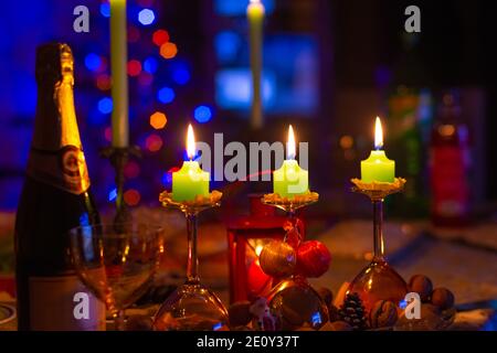 Bougies de Noël sur la table des fêtes Banque D'Images