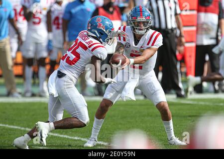Samedi 2 janvier 2021 ; Tampa, FL, États-Unis ; le quarterback des rebelles du Mississippi Matt Corral (2) remet le ballon au Running back Henry Parrish Jr. (25) lors de l'Outback Bowl au Raymond James Stadium. Les rebelles ont battu les Hoosiers 26-20. (Kim Hukari/image du sport) Banque D'Images