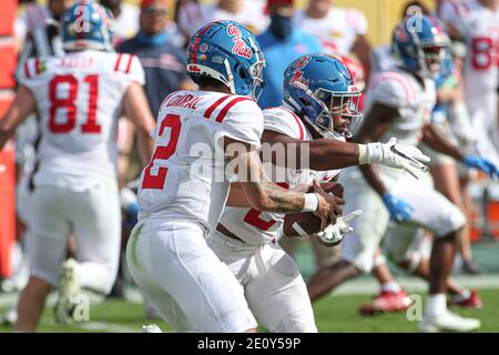 Samedi 2 janvier 2021 ; Tampa, FL, États-Unis ; le quarterback des rebelles du Mississippi Matt Corral (2) remet le ballon au Running back Henry Parrish Jr. (25) lors de l'Outback Bowl au Raymond James Stadium. Les rebelles ont battu les Hoosiers 26-20. (Kim Hukari/image du sport) Banque D'Images