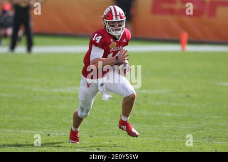 Samedi 2 janvier 2021 ; Tampa, FL, États-Unis ; Indiana Hoosiers quarterback Jack Tuttle (14 ans) court avec le ballon pendant l'Outback Bowl au Raymond James Stadium. Les rebelles ont battu les Hoosiers 26-20. (Kim Hukari/image du sport) Banque D'Images
