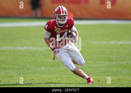 Samedi 2 janvier 2021 ; Tampa, FL, États-Unis ; Indiana Hoosiers quarterback Jack Tuttle (14 ans) court avec le ballon pendant l'Outback Bowl au Raymond James Stadium. Les rebelles ont battu les Hoosiers 26-20. (Kim Hukari/image du sport) Banque D'Images