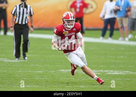 Samedi 2 janvier 2021 ; Tampa, FL, États-Unis ; Indiana Hoosiers quarterback Jack Tuttle (14 ans) court avec le ballon pendant l'Outback Bowl au Raymond James Stadium. Les rebelles ont battu les Hoosiers 26-20. (Kim Hukari/image du sport) Banque D'Images