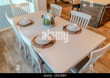 Table de dîner avec vaisselle pour quatre personnes disposées autour de la bougie pièce maîtresse Banque D'Images