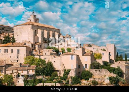 Gordes, Provence, France. Magnifique vue panoramique sur le village médiéval de Gordes, au sommet d'une colline. Ciel ensoleillé d'été. Site d'intérêt célèbre. Banque D'Images