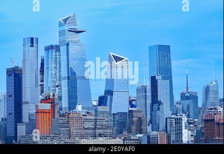 Horizon du centre-ville de Manhattan en décembre 2020, montrant des yards d'Hudson vus de l'autre côté du fleuve Hudson Banque D'Images