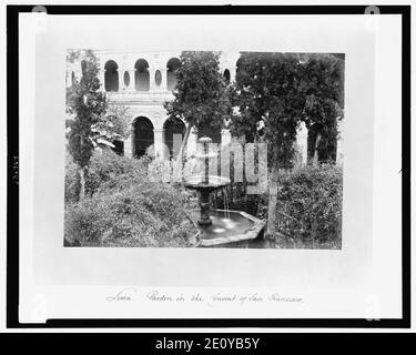 Lima. Dans le jardin du couvent de San Francisco Banque D'Images