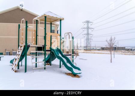 Aire de jeux pour enfants dans le quartier sur une neige froide en hiver Banque D'Images