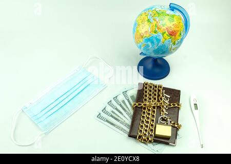 Globe et passeport avec cadenas sur fond blanc. Globe, planète terre et passeport enveloppés dans une chaîne et cadenas fermé Banque D'Images