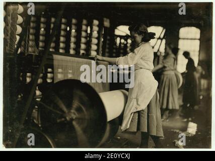 Lincoln les usines de coton, Evansville, Indiana Filles à machine à tisser ; warpers. Banque D'Images