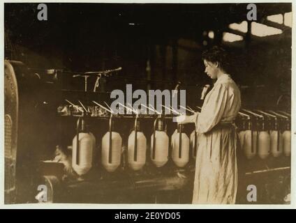 Lincoln les usines de coton, Evansville, Indiana Girl at Spinning Machine, le slubber. Banque D'Images