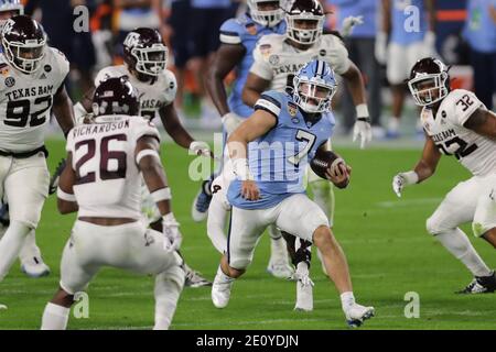 2 janvier 2021: North Carolina Tar Heels Quarterback Sam Howell (7) dirige le ballon pendant le 87e Capital One Orange Bowl au Hard Rock Stadium à Miami Gardens, Floride Credit: Cory Knowlton/ZUMA Wire/Alay Live News Banque D'Images