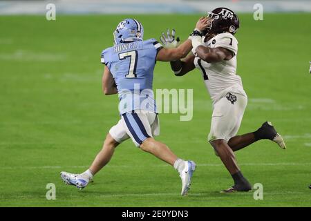 2 janvier 2021: North Carolina Tar Heels Quarterback Sam Howell (7) dirige le ballon pendant le 87e Capital One Orange Bowl au Hard Rock Stadium à Miami Gardens, Floride Credit: Cory Knowlton/ZUMA Wire/Alay Live News Banque D'Images